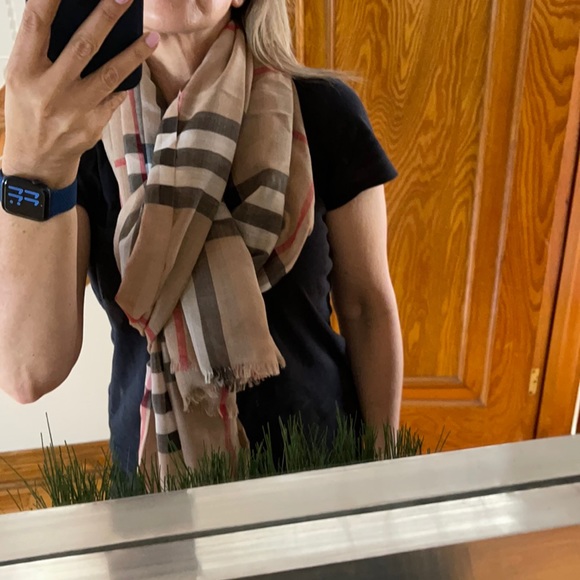 Authentic ❌SOLD ❌Burberry scarf wool/ silk - Picture 2 of 10